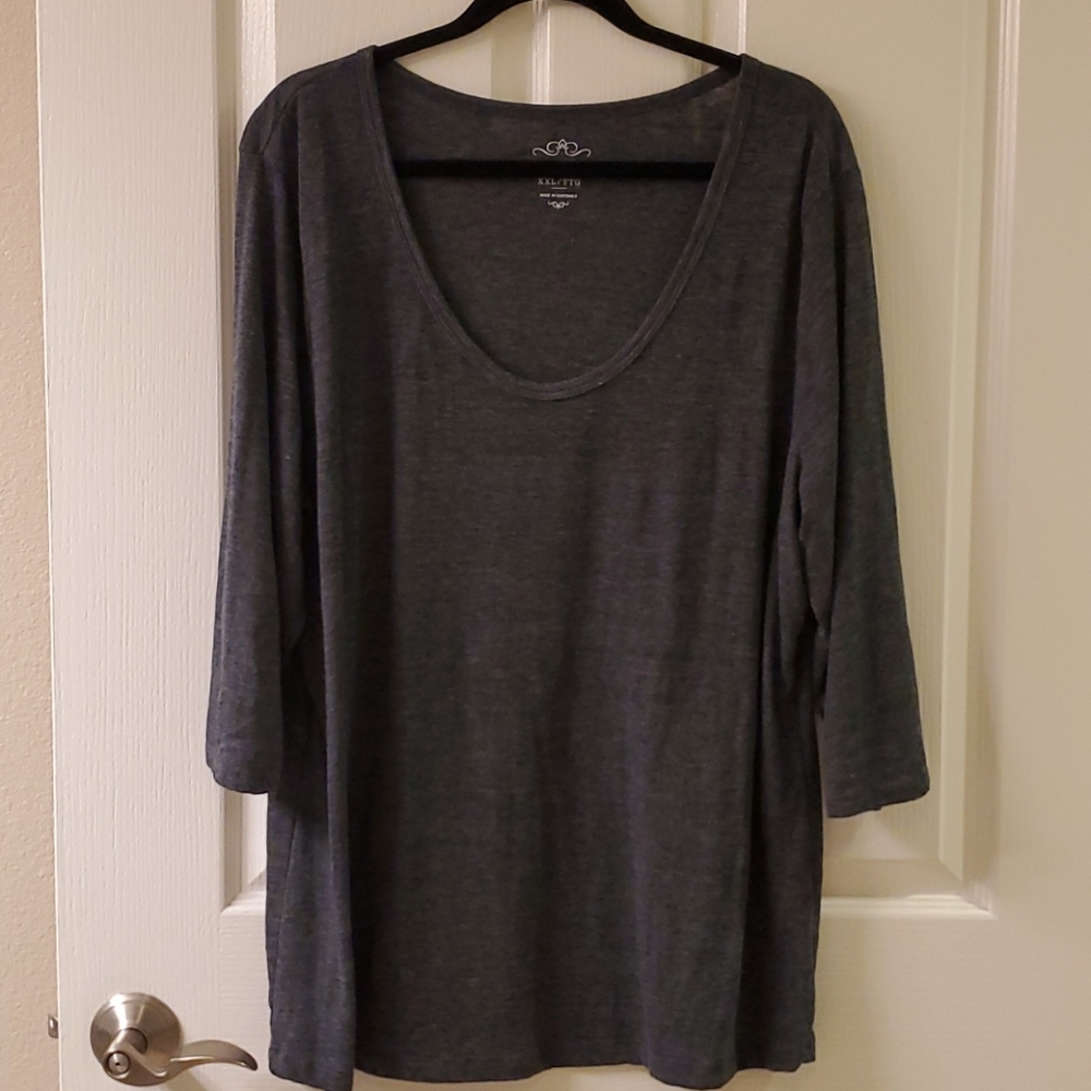 Heathered 3/4 sleeve t-shirt.